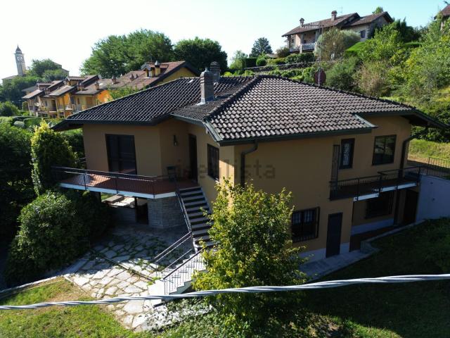 Case e ville in vendita di 282 m² in Via Francesco Petrarca