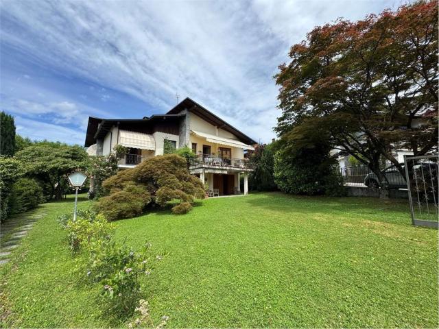 Case e ville in vendita di 282 m² in Via Intra Premeno, 96