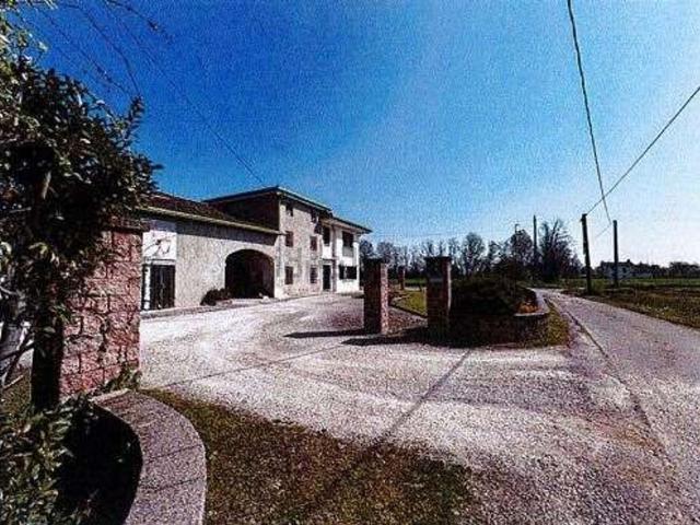 Case e ville in vendita di 282 m² in Via Ortigara, 2