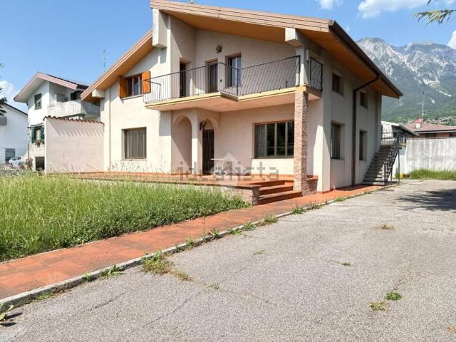 Case e ville in vendita di 282 m² in Via Roma, 200