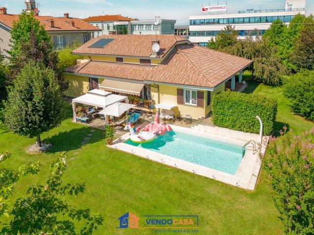 Case e ville in vendita di 283 m² in Via Centallo, 18