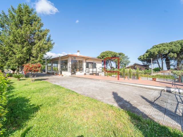 Case e ville in vendita di 283 m² in Via dei Platani