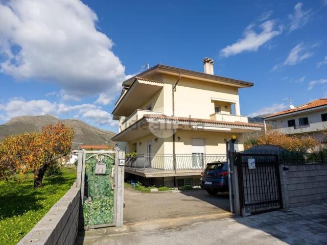 Case e ville in vendita di 283 m² in Via Paolo Borsellino, 8