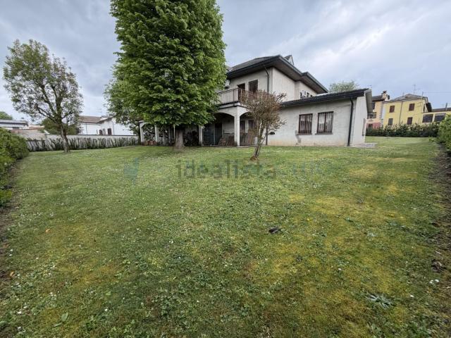 Case e ville in vendita di 283 m² in Via Vittorio Veneto