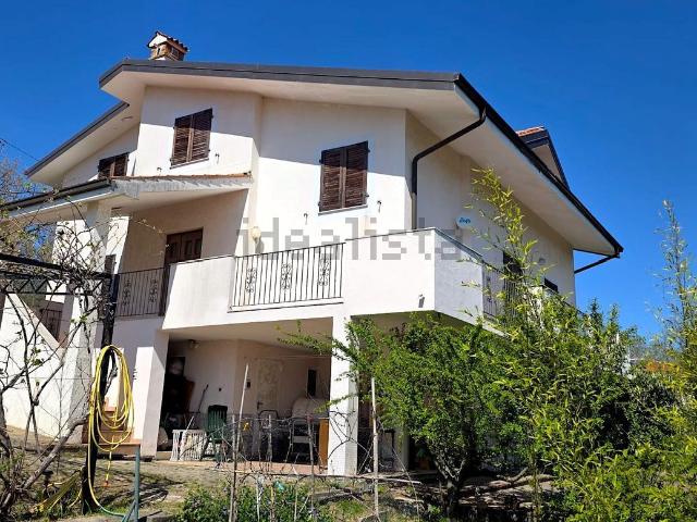 Case e ville in vendita di 283 m² in Frazione Zolla, 60