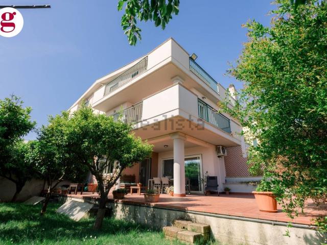 Case e ville in vendita di 284 m² in Via Don Romeo Rucci, 6