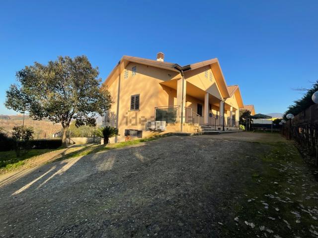 Case e ville in vendita di 284 m² in Contrada Rocchi