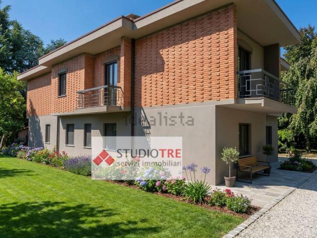 Case e ville in vendita di 285 m² in Via Calamandrei, 7