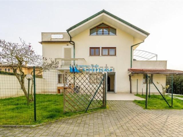 Case e ville in vendita di 285 m² in Via Acquala
