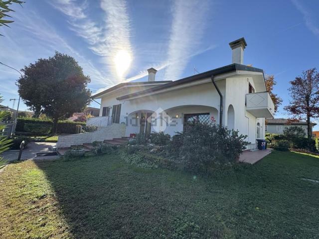 Case e ville in vendita di 285 m² in Via Don Beniamino Guzzo, 76320