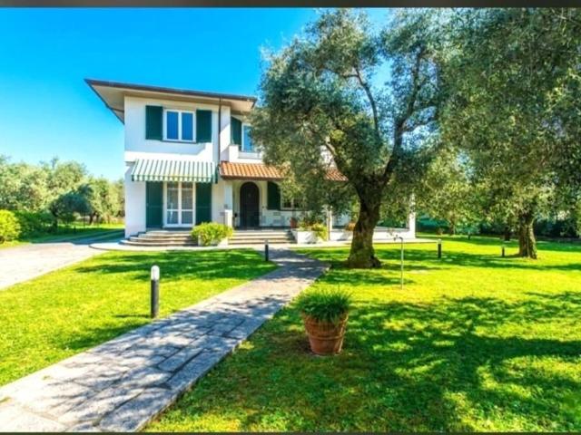 Case e ville in vendita di 285 m² in Via dei Cedri