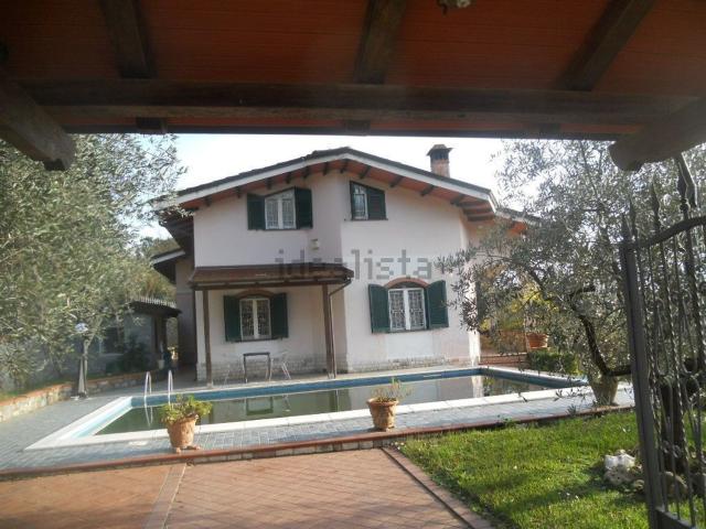 Case e ville in vendita di 285 m² in Via dei Pini, 40