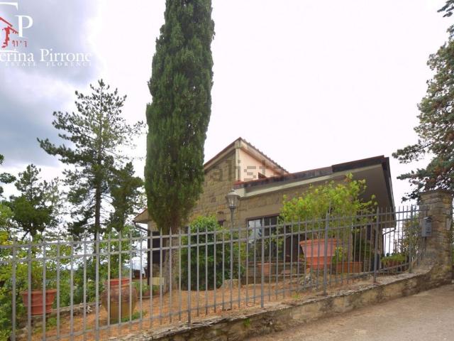 Case e ville in vendita di 285 m² in Via di Magnale, 10