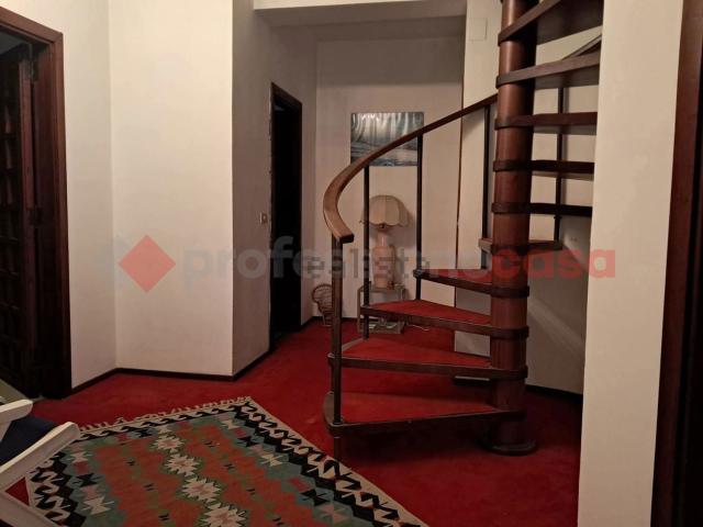 Case e ville in vendita di 285 m² in Via Fiumarella