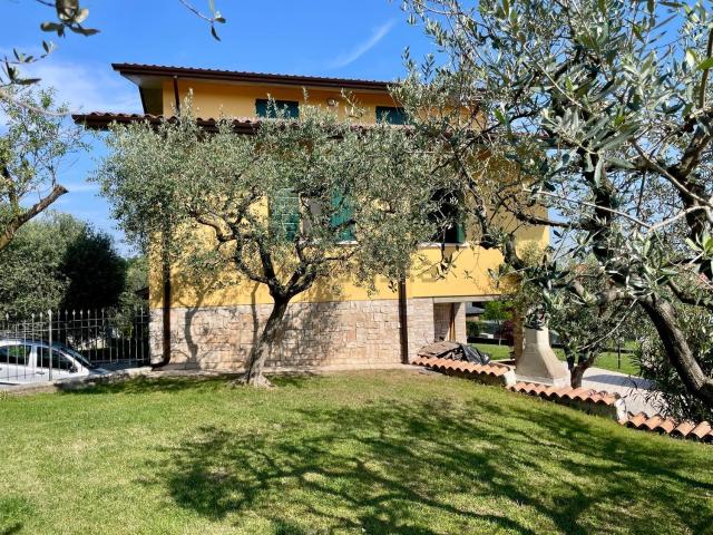 Case e ville in vendita di 285 m² in Via Isabella D&apos Este