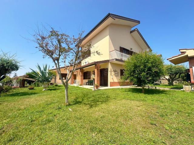 Case e ville in vendita di 285 m² in Via Pietraferrazzana, 147