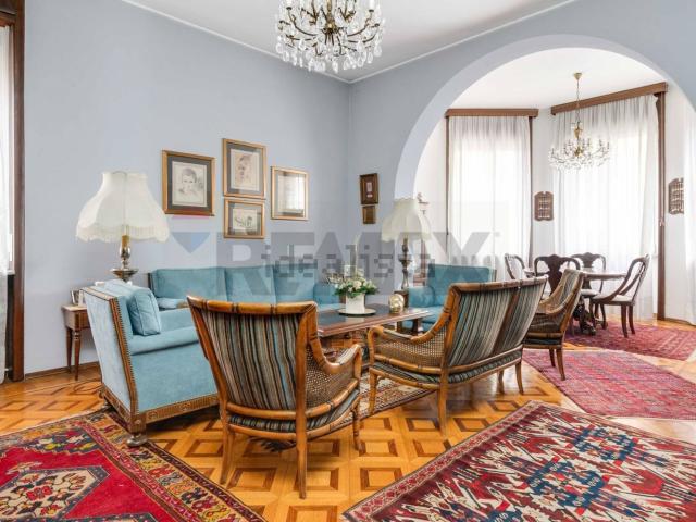 Case e ville in vendita di 285 m² in Via Torino, 9