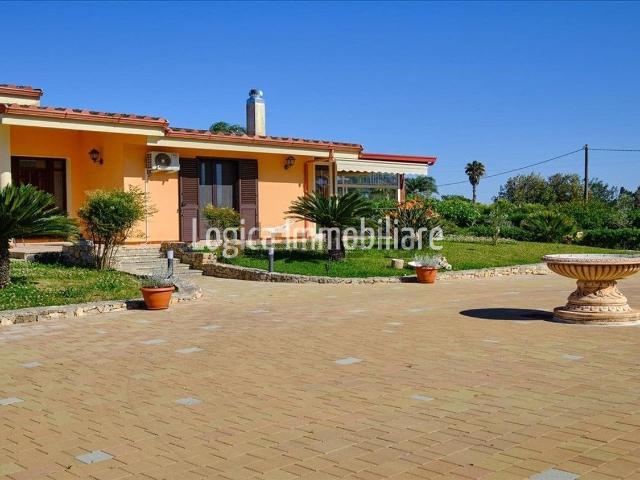 Case e ville in vendita di 285 m² in Via Vecchia Cursi