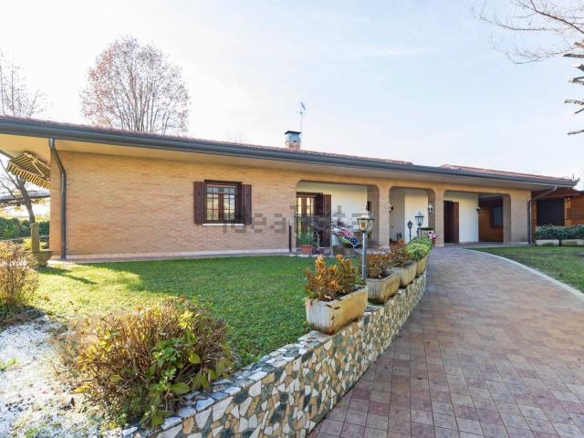 Case e ville in vendita di 285 m² in Via Vittorio Veneto, 41