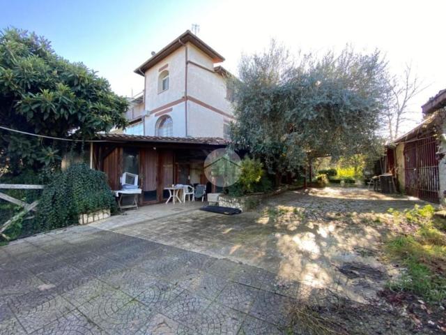 Case e ville in vendita di 286 m² in Strada di Colle Pedeschiavo, 144