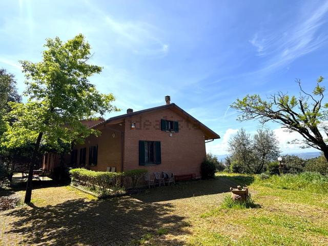 Case e ville in vendita di 287 m² in Via Col di Lana