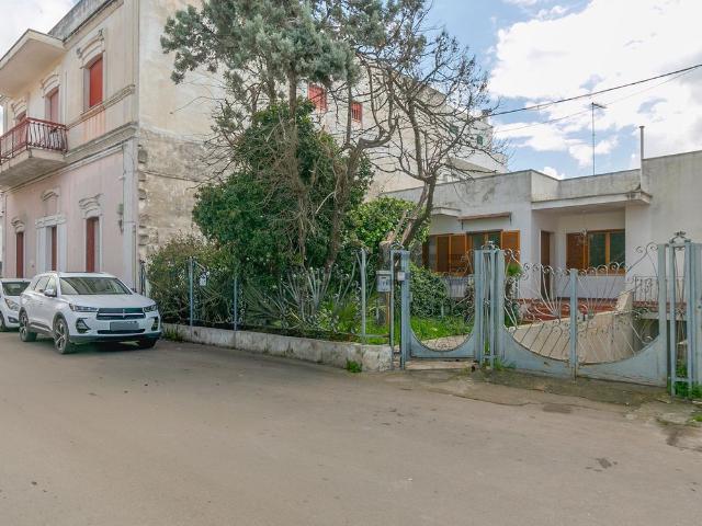 Case e ville in vendita di 287 m² in Via A. Volta, 39