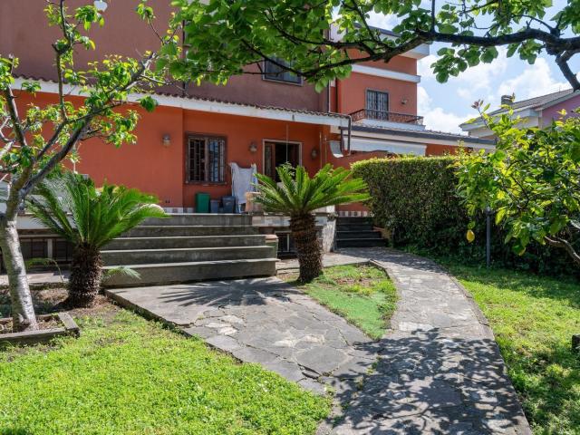 Case e ville in vendita di 287 m² in Via Saffo