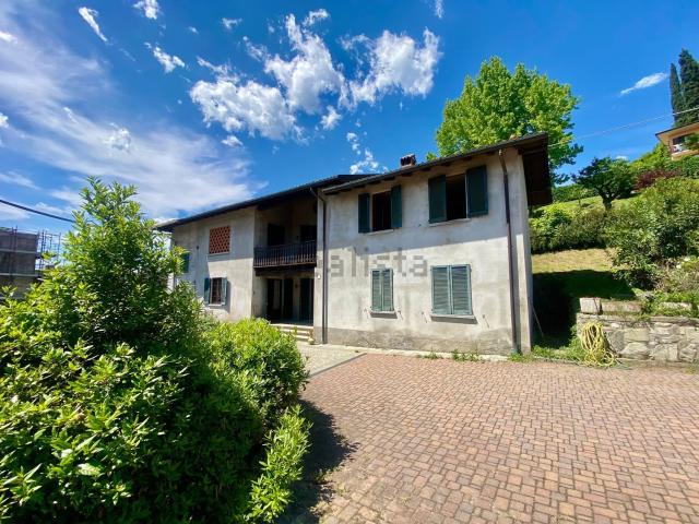 Case e ville in vendita di 288 m² in Via Biffi