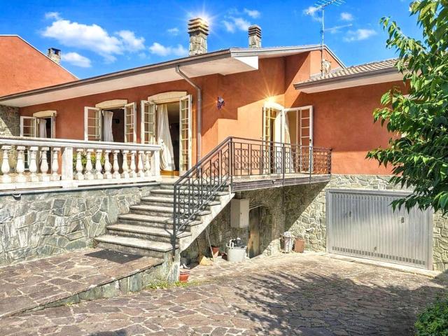 Case e ville in vendita di 288 m² in Via L. Fugazza