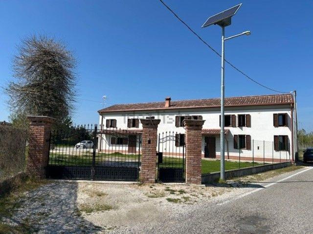 Case e ville in vendita di 288 m² in Via Stradazza