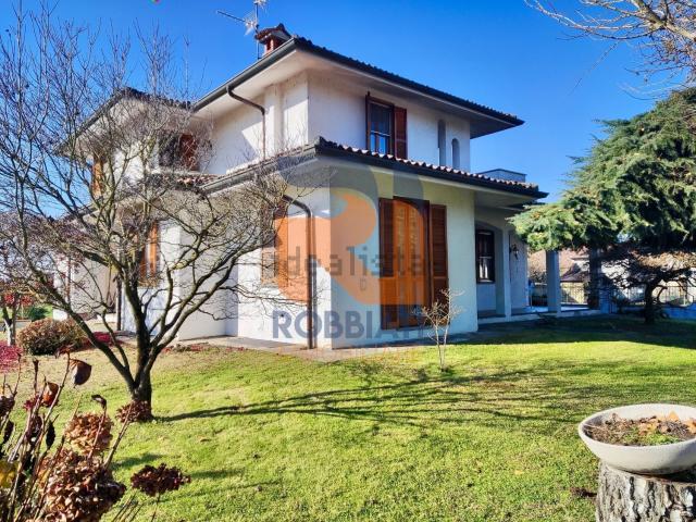Case e ville in vendita di 289 m² in Via G. Amendola, 12