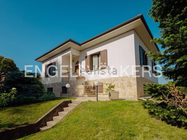 Case e ville in vendita di 289 m² in Via Monte Grappa, 40