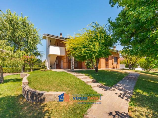 Case e ville in vendita di 289 m² in Strada Acqui in Cantalupo, 43