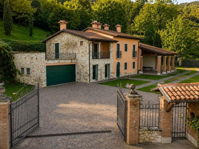 Case e ville in vendita di 290 m²
