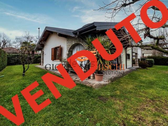 Case e ville in vendita di 290 m² in Via 2 Giugno