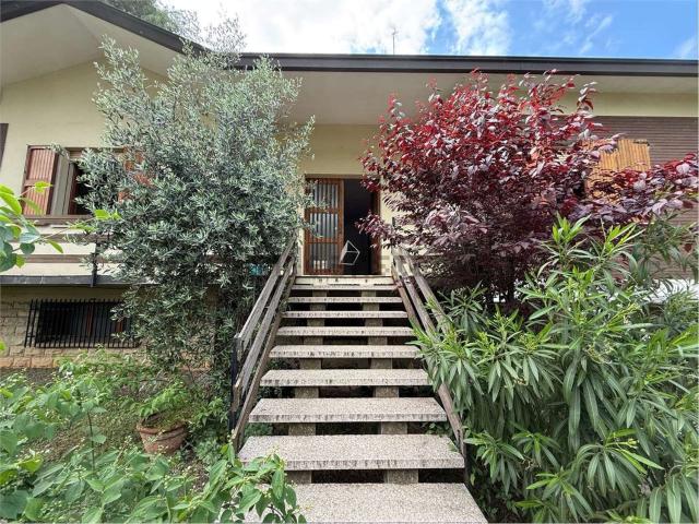 Case e ville in vendita di 290 m² in Via C. Prampolini, 111