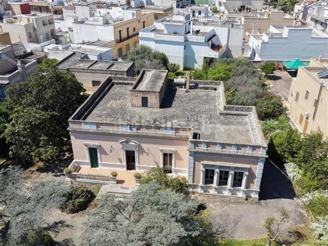 Case e ville in vendita di 290 m² in Via Carovigno