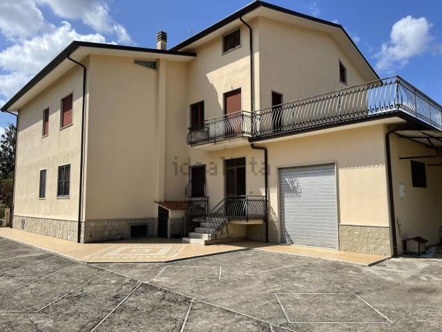 Case e ville in vendita di 290 m² in Via Casilina