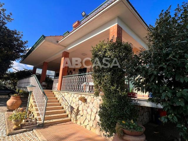 Case e ville in vendita di 290 m² in Via Castel Ginnetti