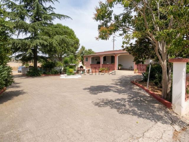 Case e ville in vendita di 290 m² in Via Cellamare, 1