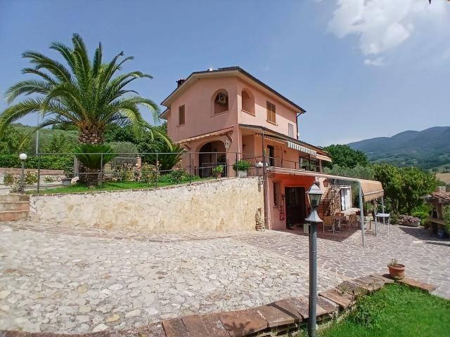 Case e ville in vendita di 290 m² in Via Acquavogliera