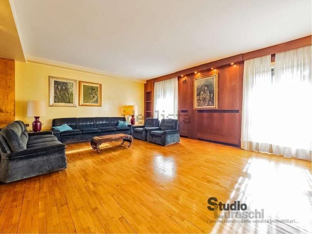 Case e ville in vendita di 290 m² in Via Alessandro Volta