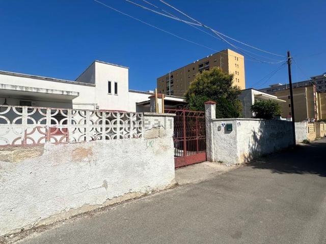 Case e ville in vendita di 290 m² in Via Arnaldo da Brescia, 17