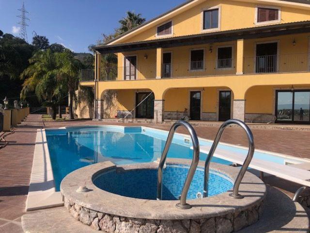 Case e ville in vendita di 290 m² in Via Biaggi Casazza, 10