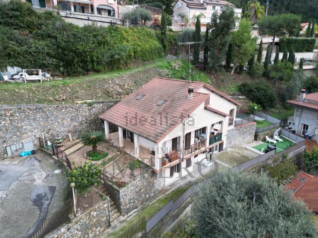 Case e ville in vendita di 290 m² in Via G. Calsamiglia, 3