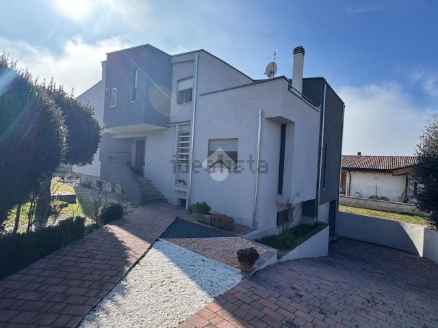 Case e ville in vendita di 290 m² in Via Giuseppe Parini, 15