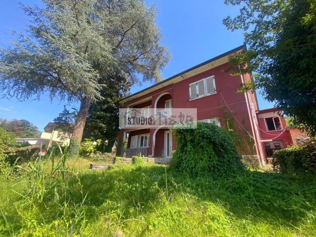 Case e ville in vendita di 290 m² in Via degli Antichi, 49