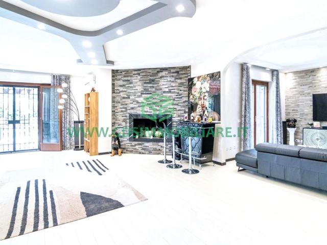 Case e ville in vendita di 290 m² in Via dei Cedri, 12