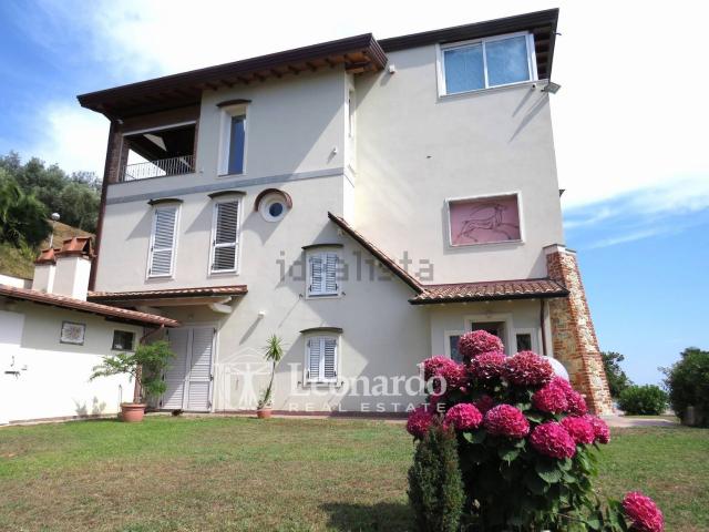 Case e ville in vendita di 290 m² in Via dei Venti