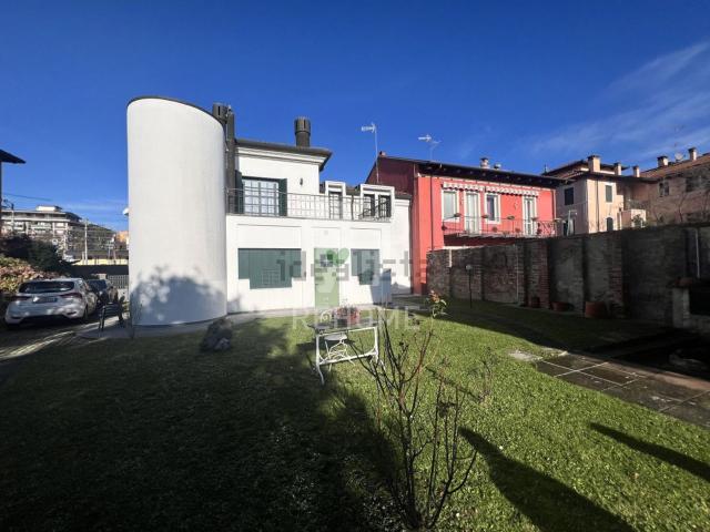 Case e ville in vendita di 290 m² in Via della Cernaia, 57
